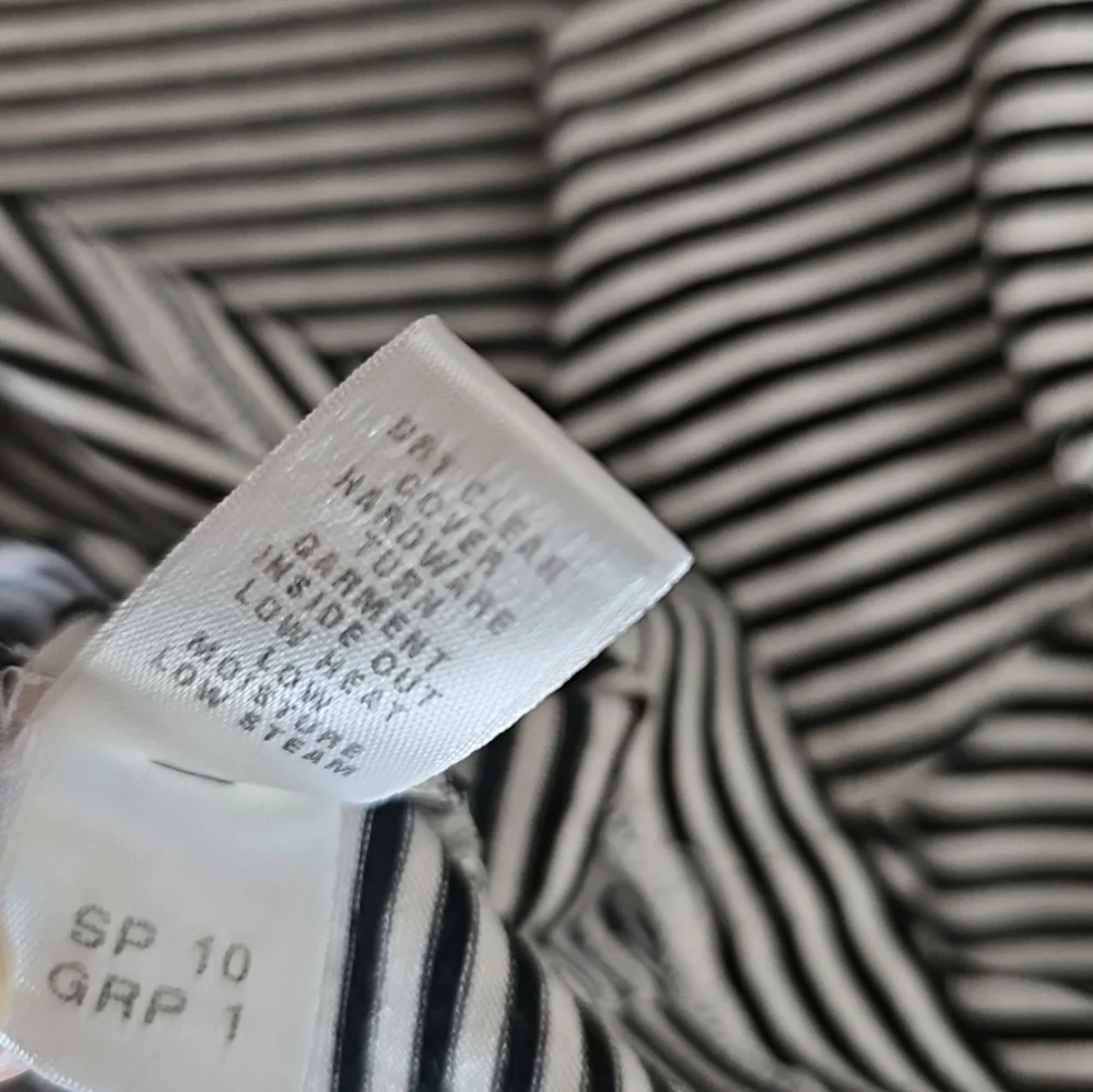 ST JOHN Women's Ruffle V Neck Sleeveless Striped Black White Stretch Top Size M - Picture 9 of 10